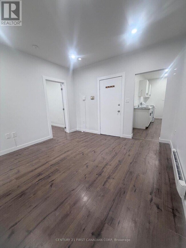 Photo - 411 Main St S