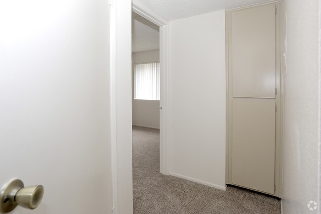 2BR, 2BA – 1012 SF