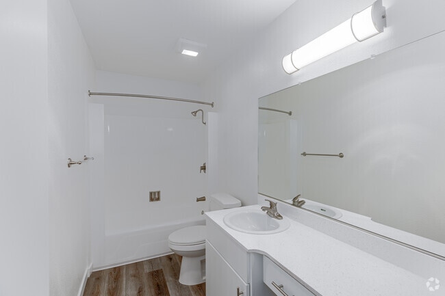 3BR, 2BA - 1,256SF - Bathroom