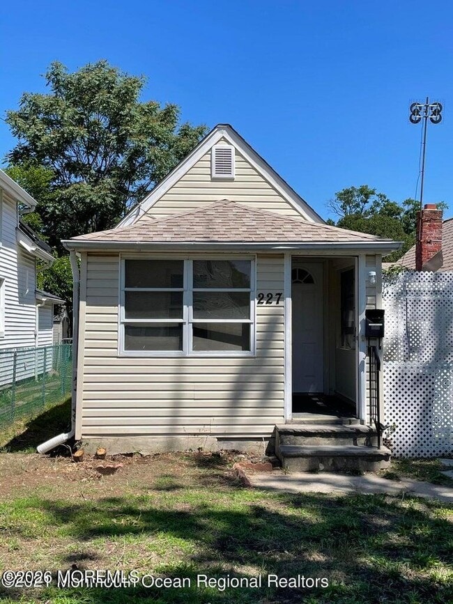 Building Photo - 227 Seeley Ave