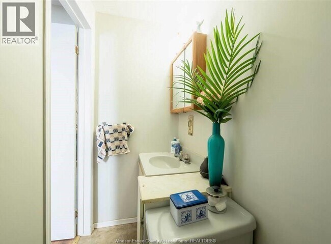 Photo - 1064 Monmouth Rd