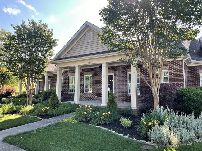 Building Photo - Charming 2 bedroom plus Bonus and Waterfront Amenities in Oak Ridge!