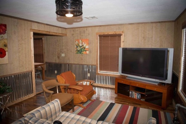 Photo - 606 Live Oak St