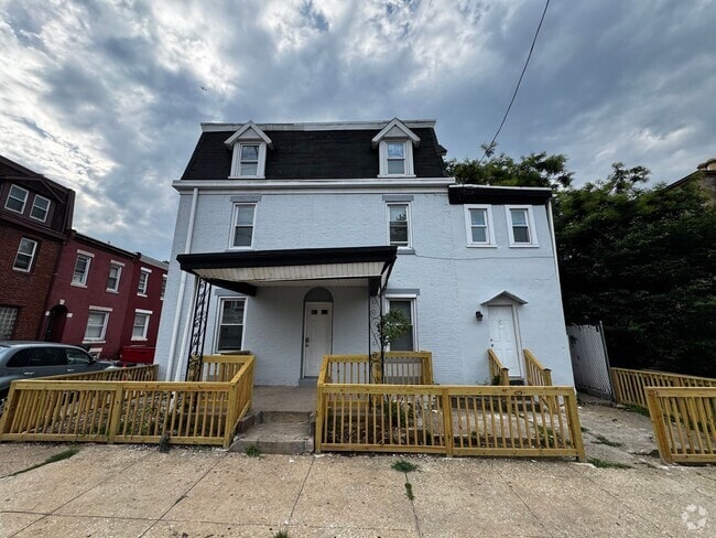 Building Photo - Remodeled 4bd/2 bath Home with Rear yard!!...