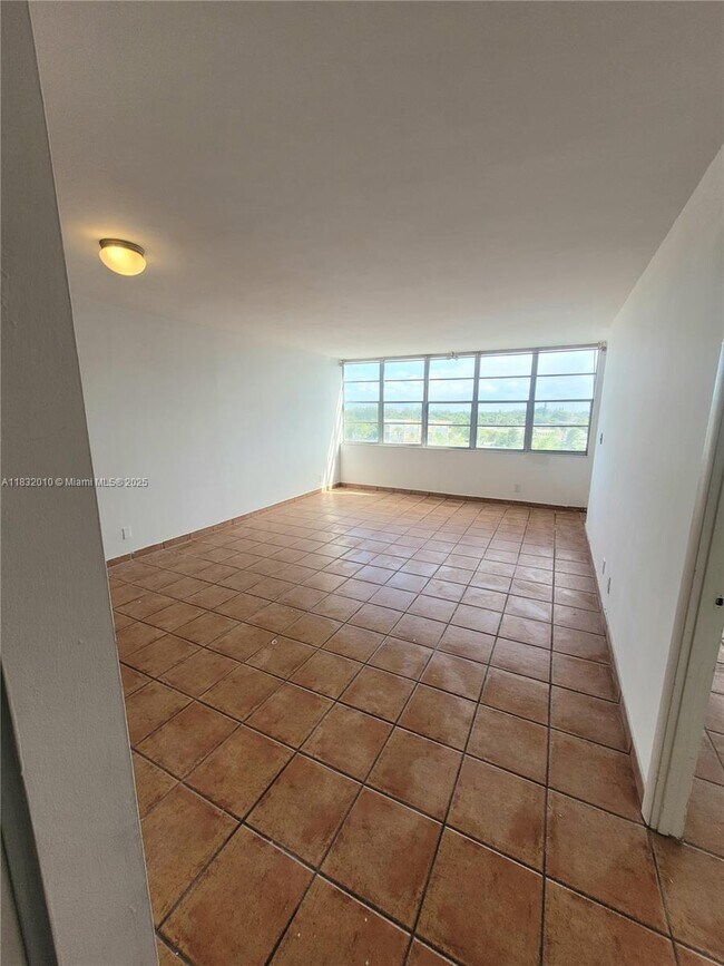 Building Photo - 2025 NE 164th St Unit 602 Rental