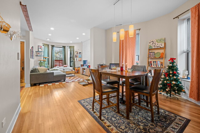 Photo - 624 N May St