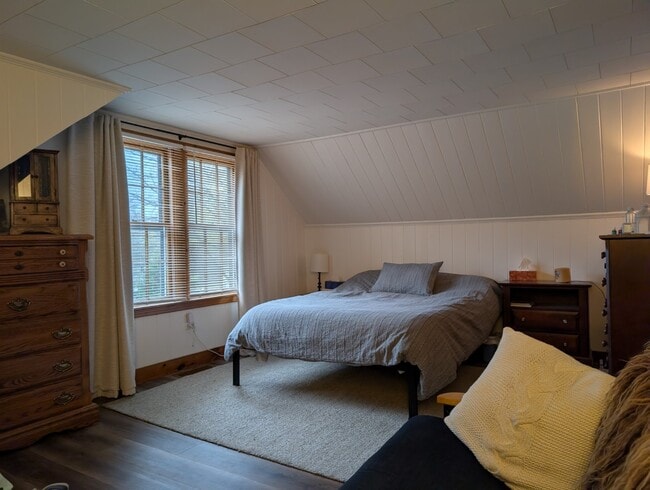 Large Living room or bedroom - 312 Wood St