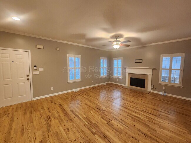 Photo - 587 Delbridge St NW