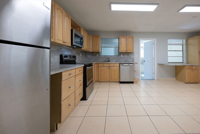 Photo - 331 NE 49th St