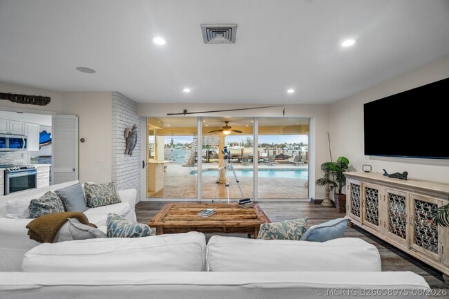 844 East Dr