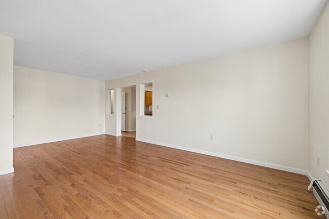 3BR, 1.5BA - 995SF - Living Room - Oak Knoll