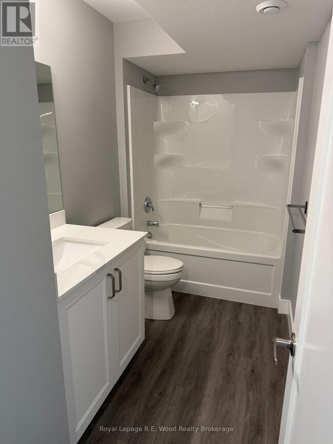 Photo - 335 John St S