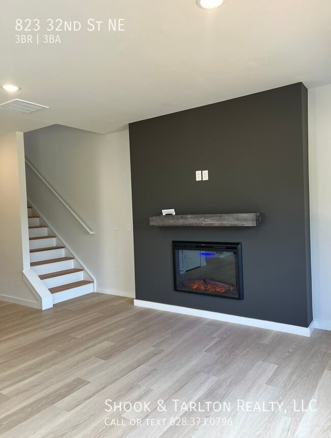 Photo - 823 32nd St NE