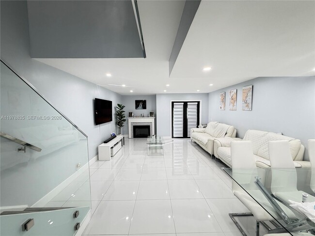 Building Photo - 844 W 41st St