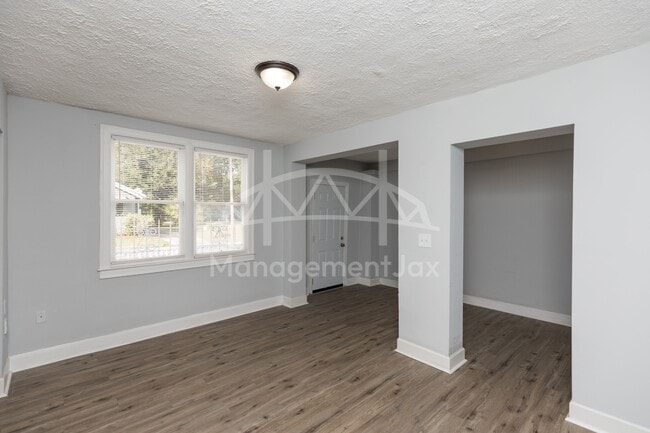 Photo - 1550 W 2nd St
