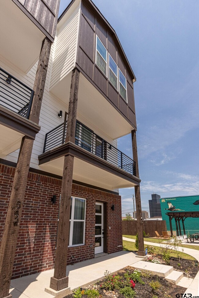 Building Photo - 540 W Erwin St Rental