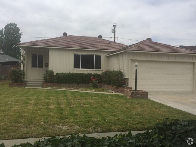 Building Photo - REDONE CUTE 2BED/1BATH HOUSE W/ REFURBISHE...