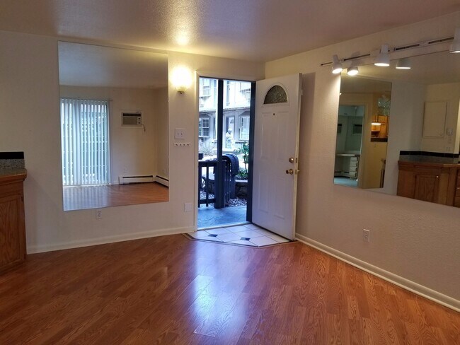 Photo - RENT SPECIAL & LEASE OPTIONS! Cat-friendly... Unidad 680-101
