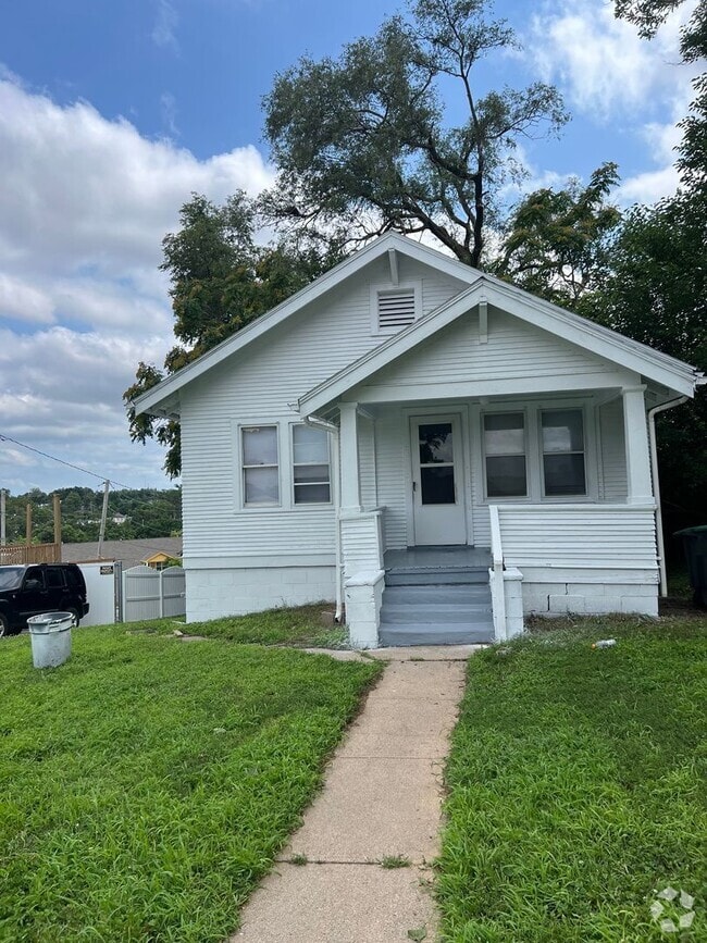 Building Photo - Updated 1 bed 1 bath with walk out basement Rental
