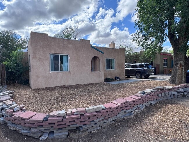 2 Bedroom, 1 Bathroom Home near Nob Hill/U... - 2 Bedroom, 1 Bathroom Home near Nob Hill/U...