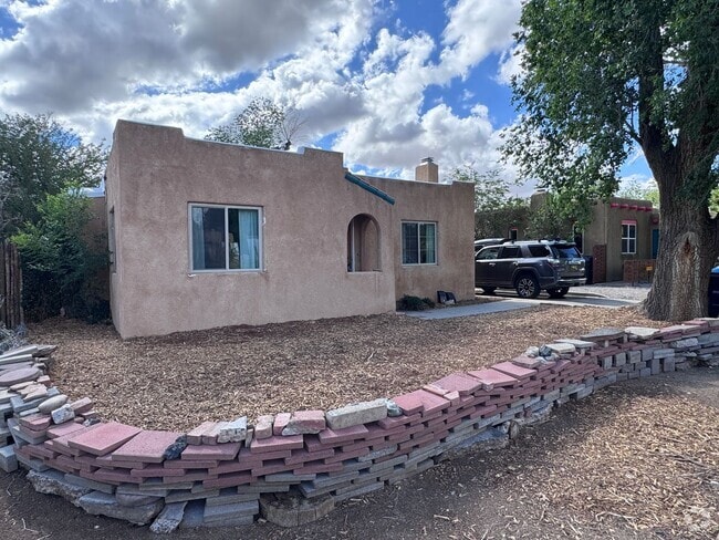 Building Photo - 2 Bedroom, 1 Bathroom Home near Nob Hill/U...
