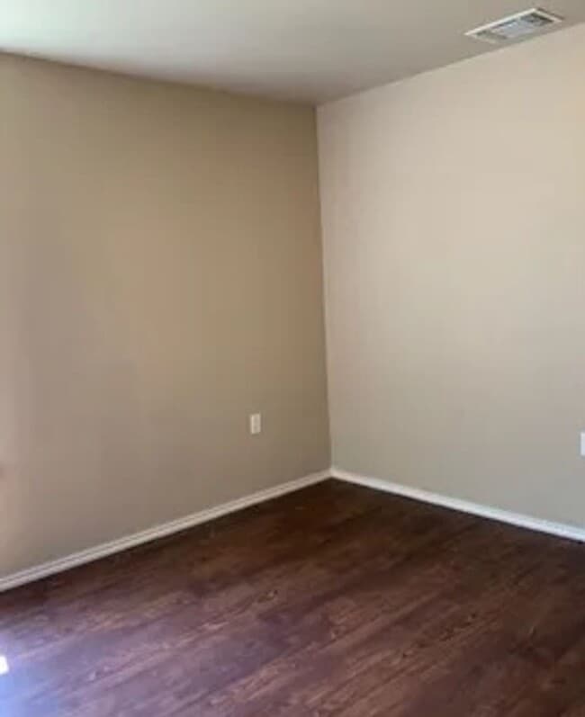 Photo - Beautiful 3/2/1 Available May 2026