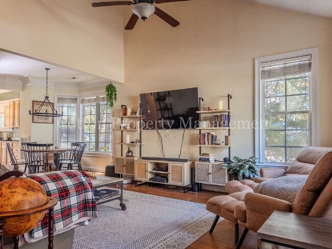 Photo - 102 Blossom Cir