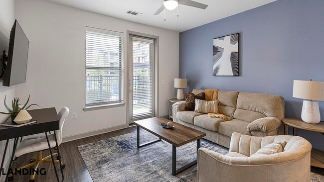 Photo - 2800 NE Green Oaks Blvd Unidad 1106