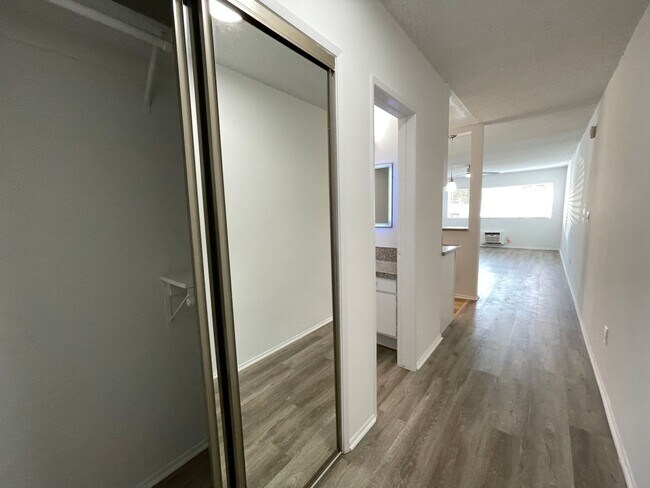 Photo - 14220 Burbank Blvd