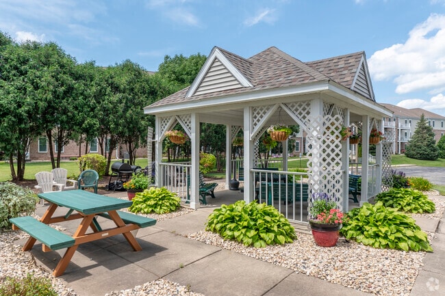 Common Area - Patio and Gazebo - Rosewood Apartments