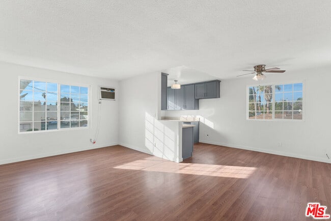 Building Photo - 12325 Oxnard St Unit 6