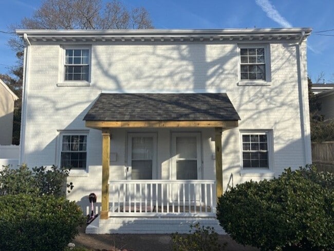 Building Photo - Duplex located just a block from the ocean!