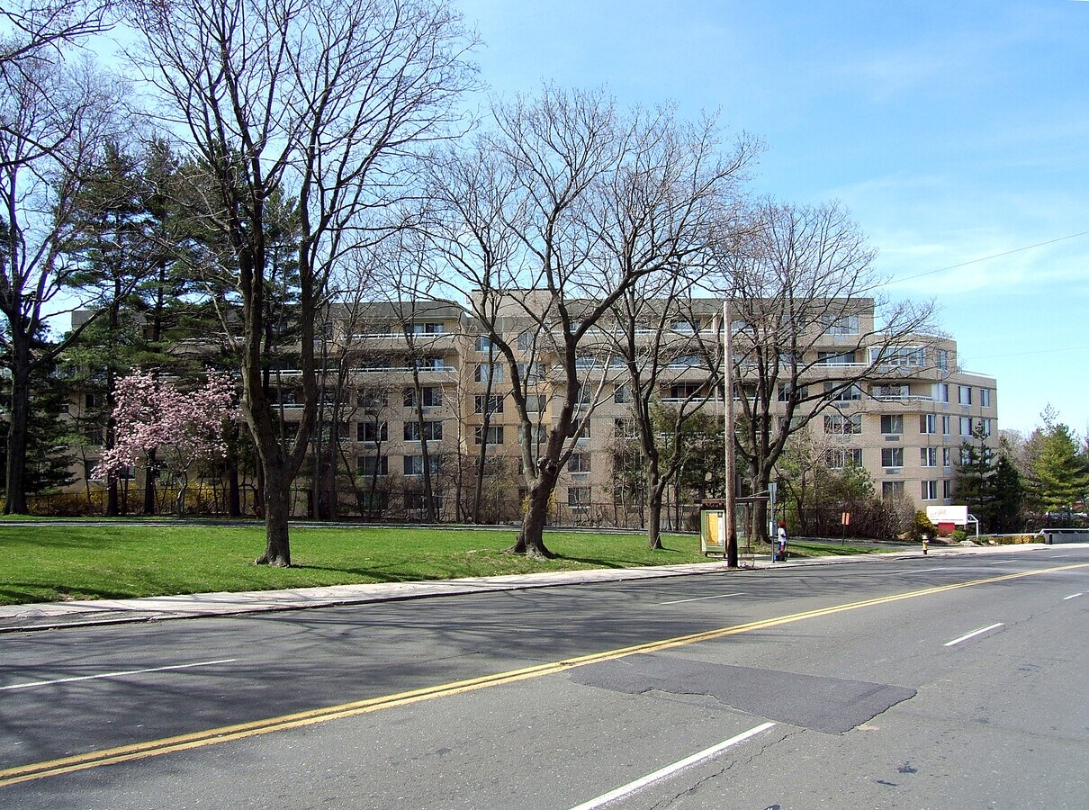 View from the southeast along North Avenue - 1270 North Condominium
