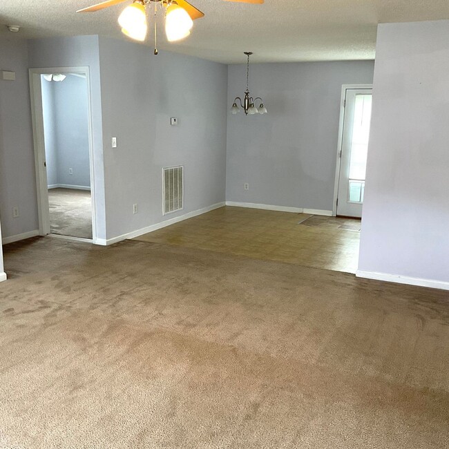 Photo - 3 Bedrooms, 2 Baths Home For Rent in Newto...