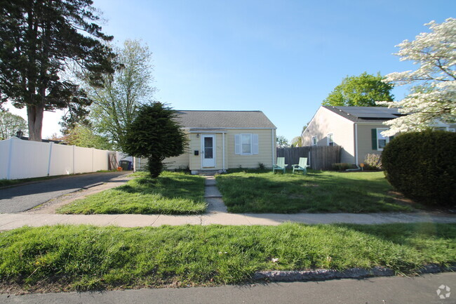 Building Photo - 756 Merritt St Rental