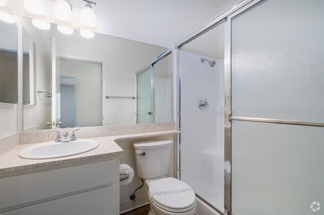 2BR, 2BA - 920SF - Second Bathroom