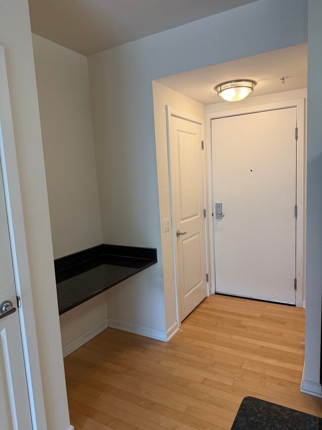 Entrance/Build-In Desk - 440 L St NW Unit 302