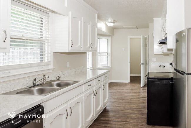 Photo - 104 Cerrydowns Ct