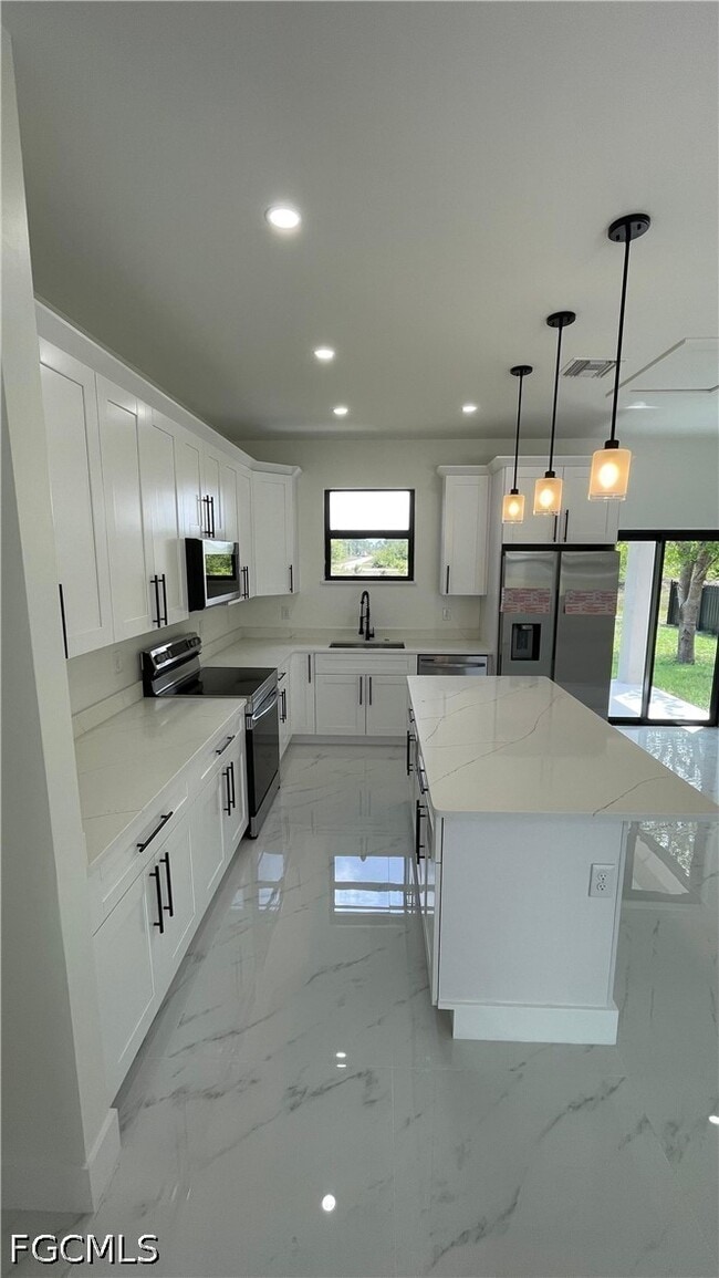 Photo - 528 Raintree St E