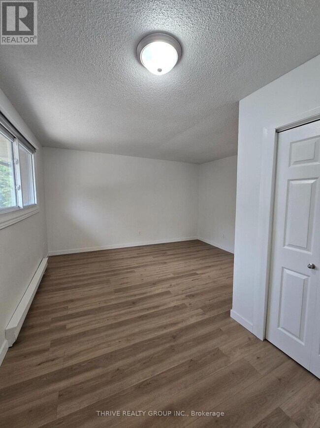 Photo - 184 Simcoe St Unit 3