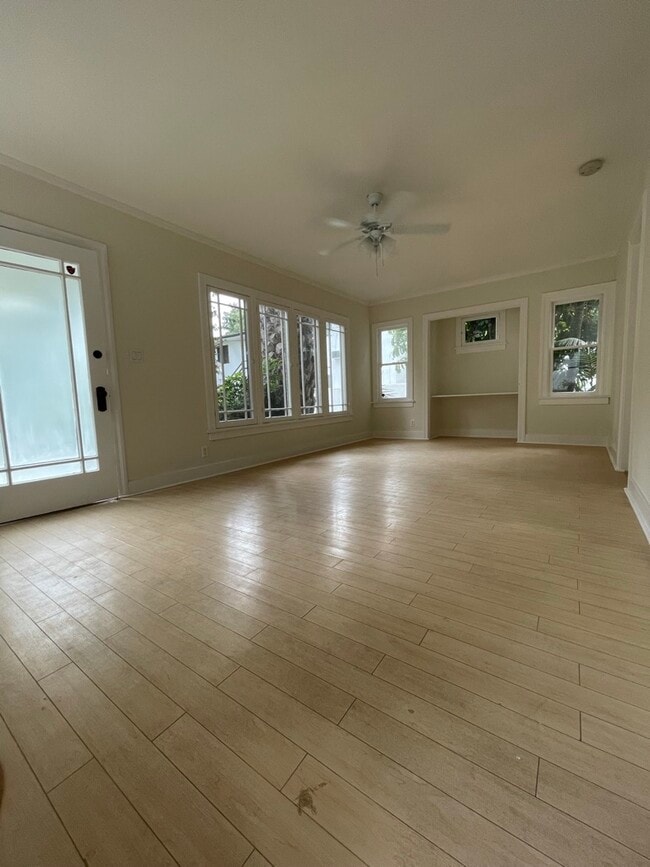 Living room - 1223 N Orange Grove Ave Unit WHOLE HOUSE
