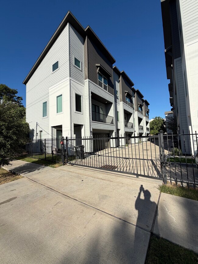 Photo - 3038 Live Oak St
