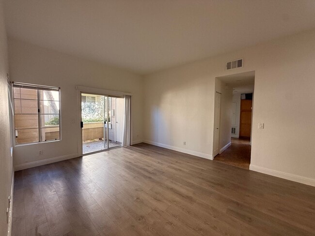 Photo - Spacious 3BR/2BA Condo with Balcony in Lem... Unit 113