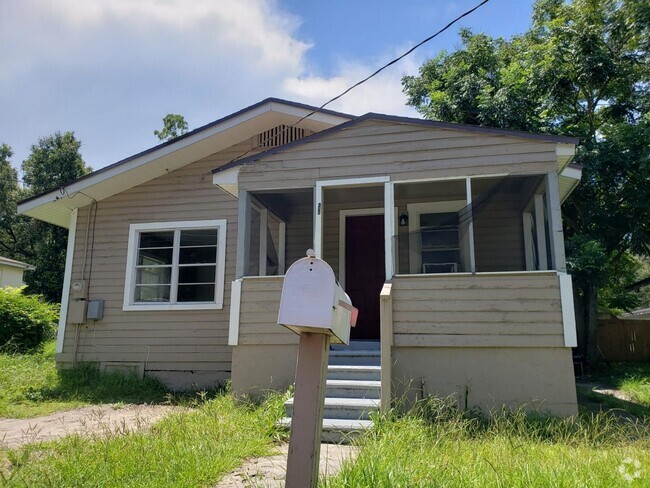 Building Photo - Cute 2 bedroom 1 bathroom single family house