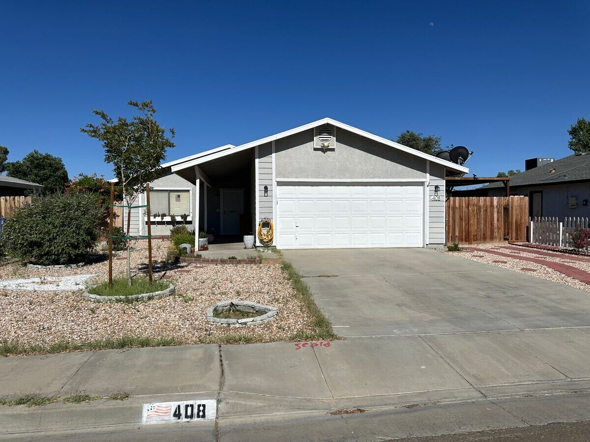 3 bed, 2 bath home available for rent 8/6/25! - 3 bed, 2 bath home available for rent 8/6/25!