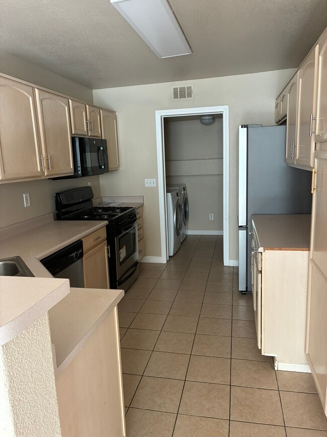 kitchen - 215 Oro Canyon St