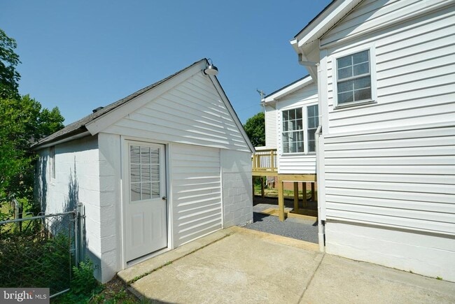 Photo - 31 W Whitlock Ave