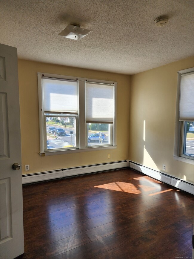 Photo - 136 Broad St