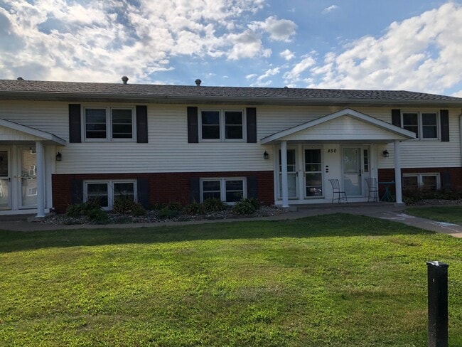 Building Photo - 1 Bedroom, 1 Bath Townhouse in LeClaire, IA