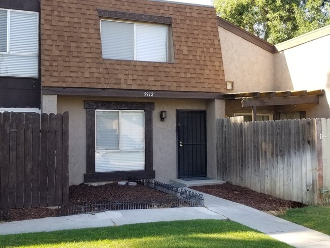 Building Photo - NEWLY RENOVATED SOUTHWEST STYLE!